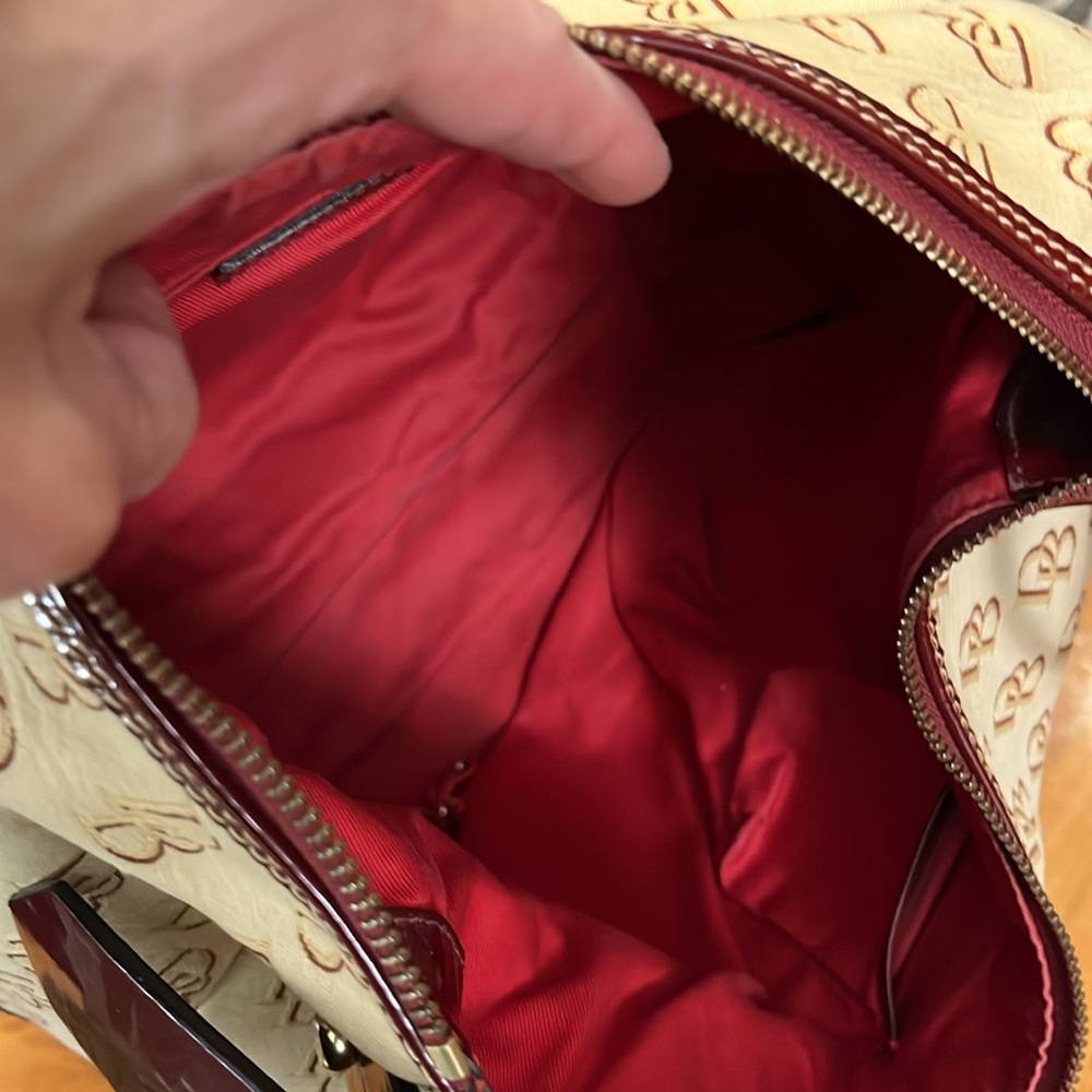 Dooney & Bourke XL NIKKI Signature Shoulder Handbag in Red Patent & Cream Canvas - Picture 9 of 10